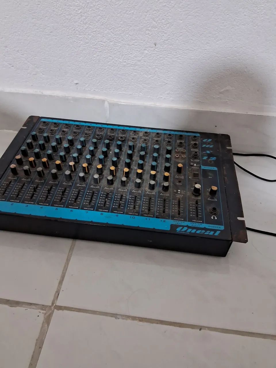 Vendo mesa de som em ótimo estado de marca Oneal