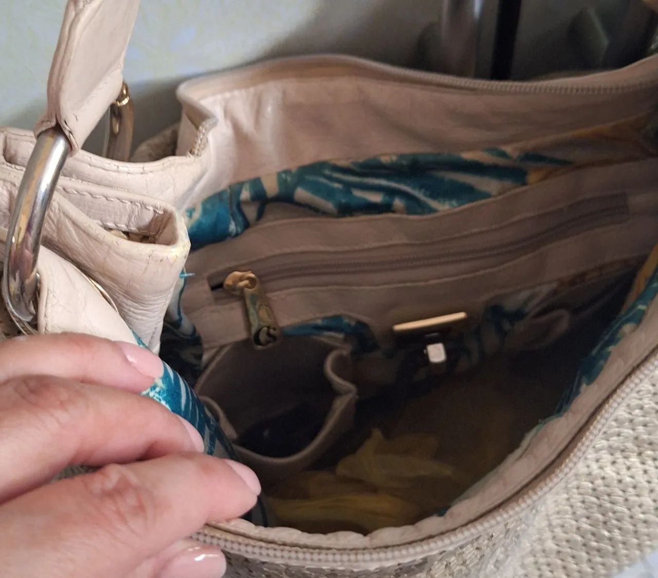 Bolsa carmen steffens em couro com detalhes em dourado - Foto 3