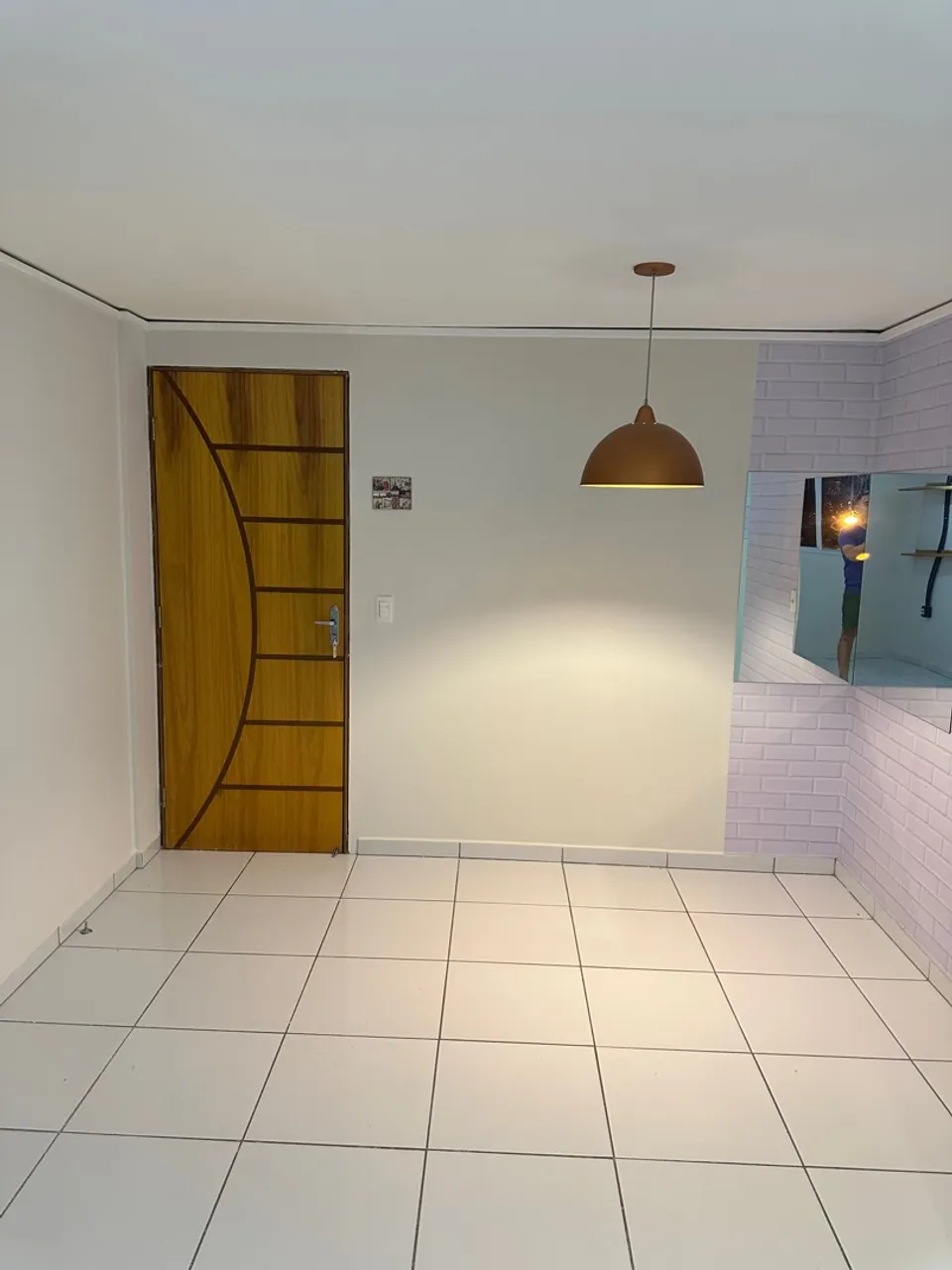 Alugo Apartamento 2 Quartos (1 Suíte) - Mobiliado - Vaga Coberta - R$ 1.100