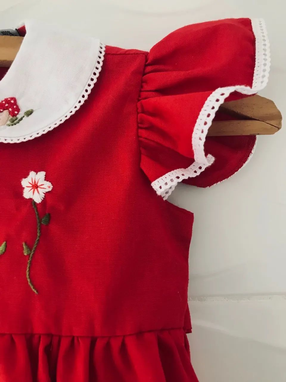 Vestido vermelho com bordado de cogumelos - Foto 4