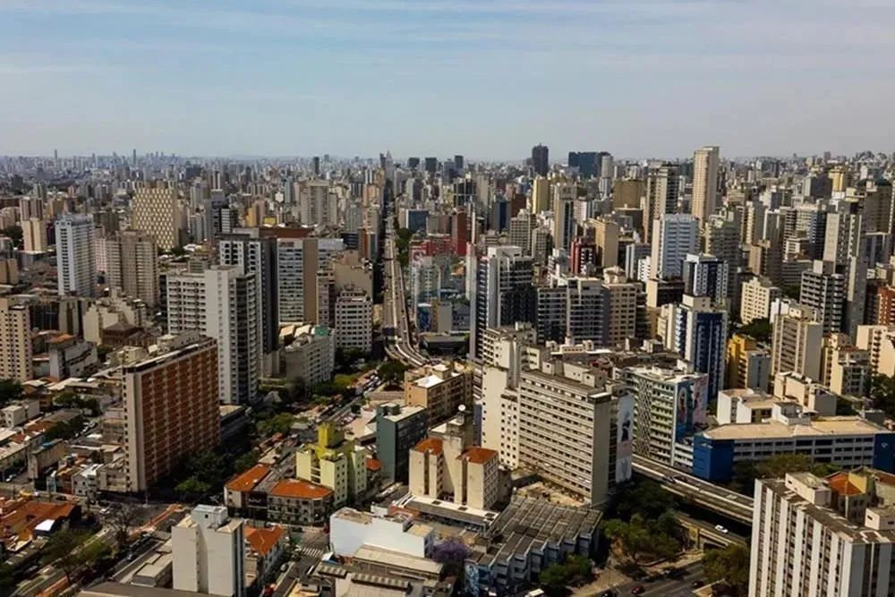 Excelente conjunto comercial novo com 42 mts, 1 vaga, sacada privativa e na melhor localiz - Foto 2