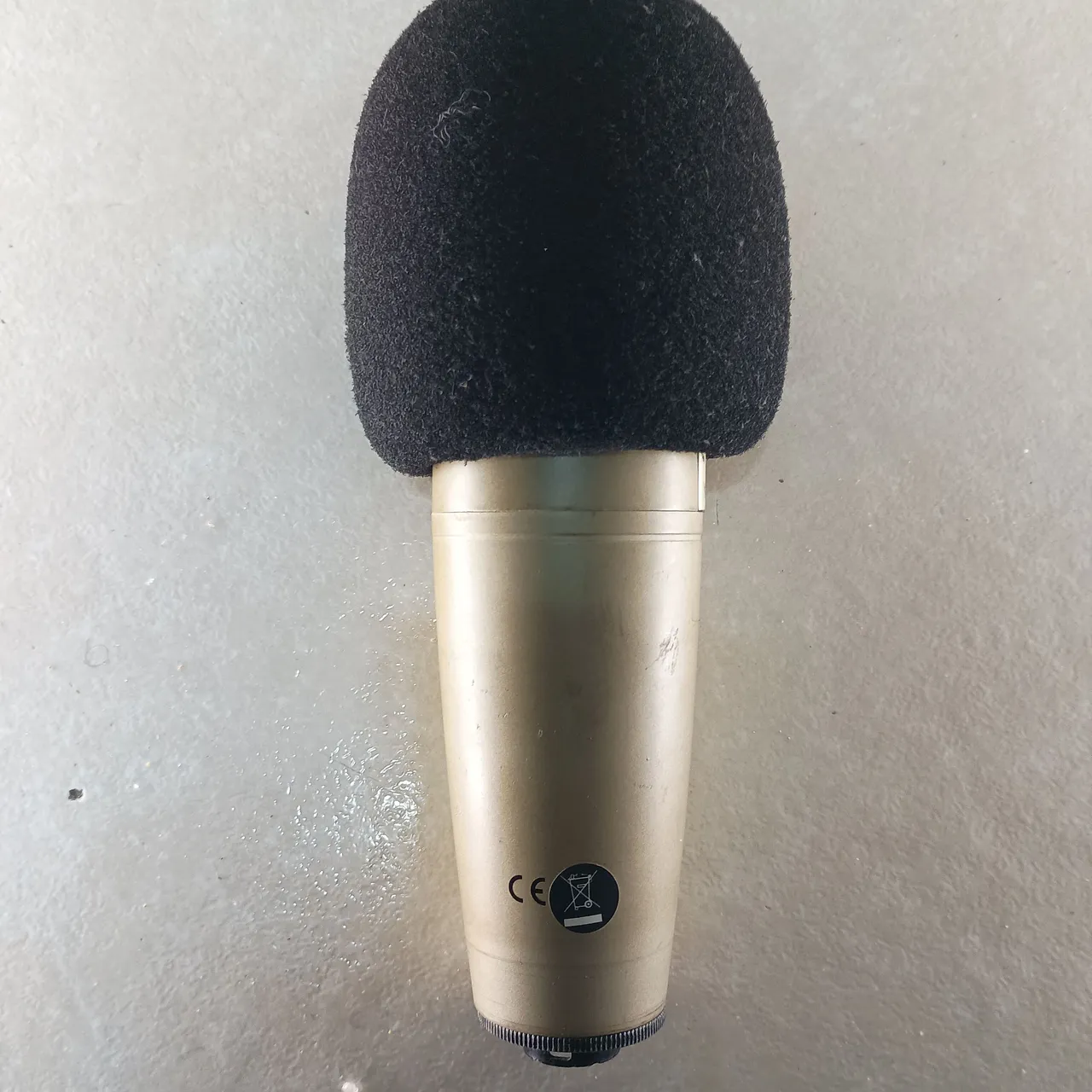 Aceito troca por pedaleira. Microfone Condensador Behringer C1 + pop filter