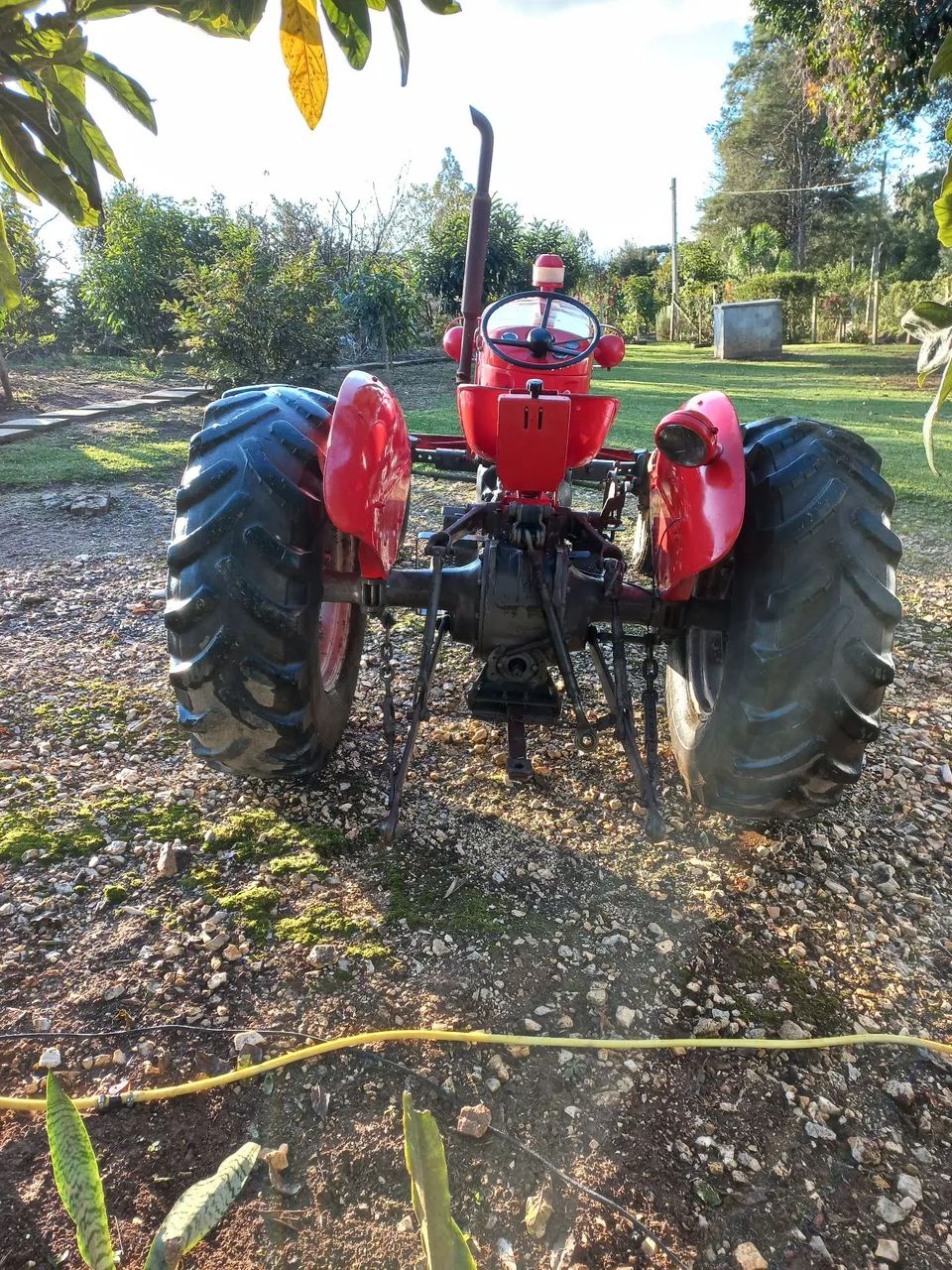 Trator Massey Ferguson - Vermelho com implementos - Foto 3