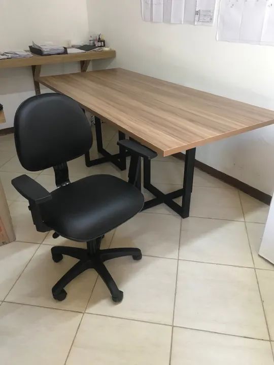 Mesa de reunião Escritório em Madeira com Estrutura Metálica