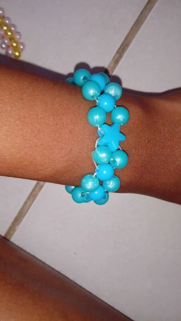 Pulseira de miçangas, azul, rosa e etc