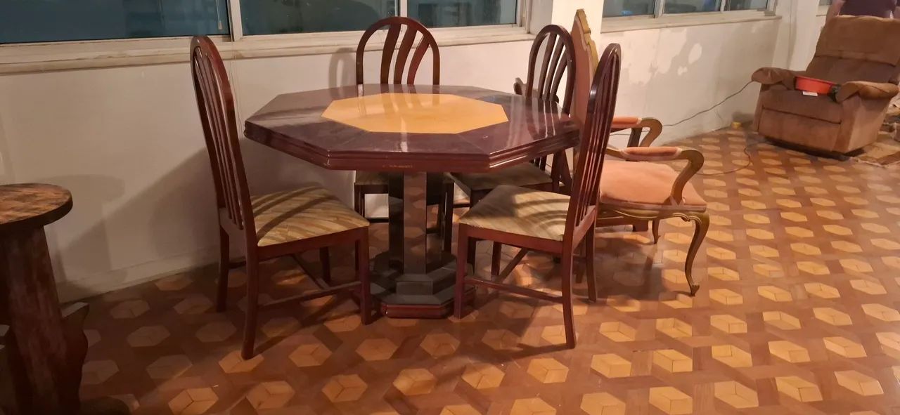 conjunto de mesa de jantar octogonal com seis cadeiras de madeira dos anos 70 - Foto 3