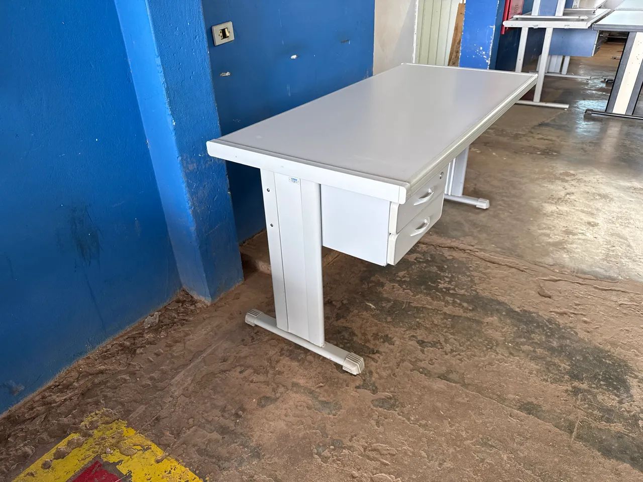 Mesa Cinza com duas Gavetas64385507985410125