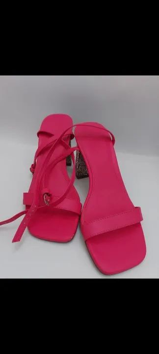 Sandália rosa de salto alto com strass