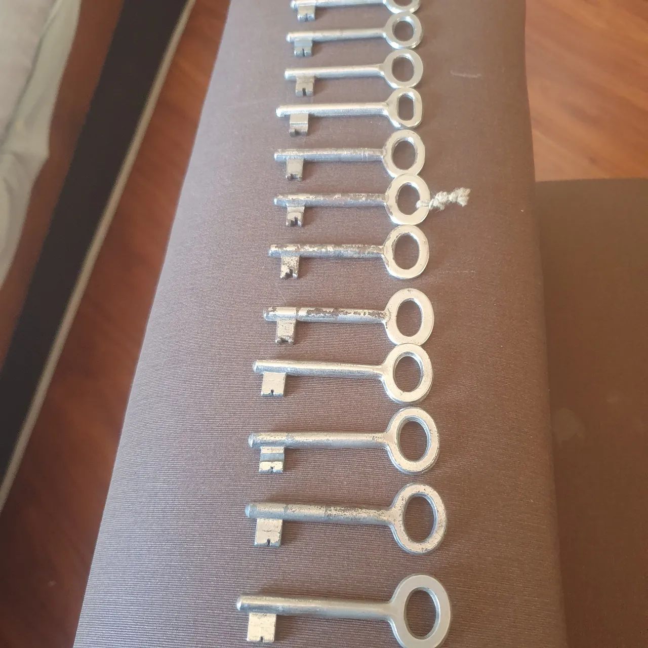 14 Chaves antigas de metal. ( usadas).