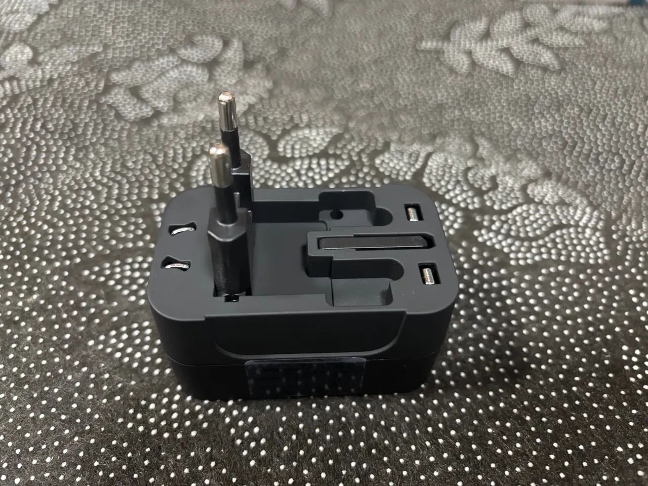 Adaptador de Tomada Universal e USB - Carregue em Qualquer Lugar!