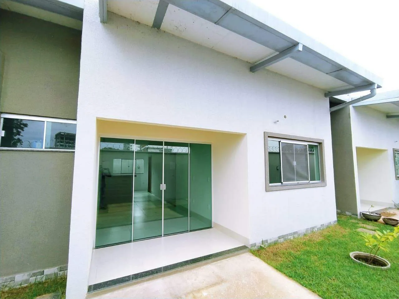 CASA EM CONDOMÍNIO 02 QUARTOS SENDO 01 SUÍTE NA ORLA 14 !!
