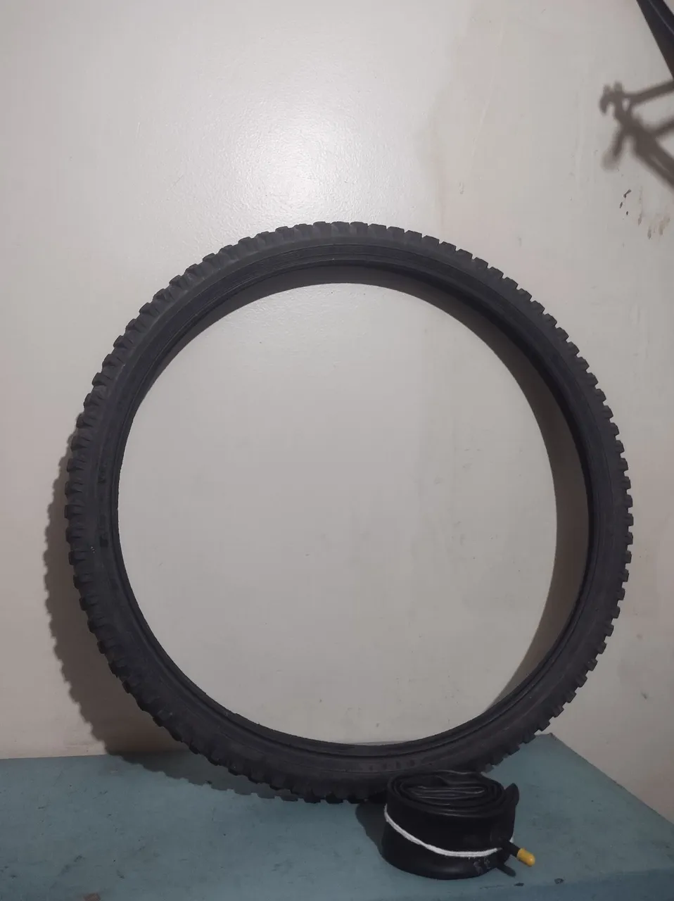 Pneu Kenda k-848-009 aro 26 x 1.95 + câmara pirelli
