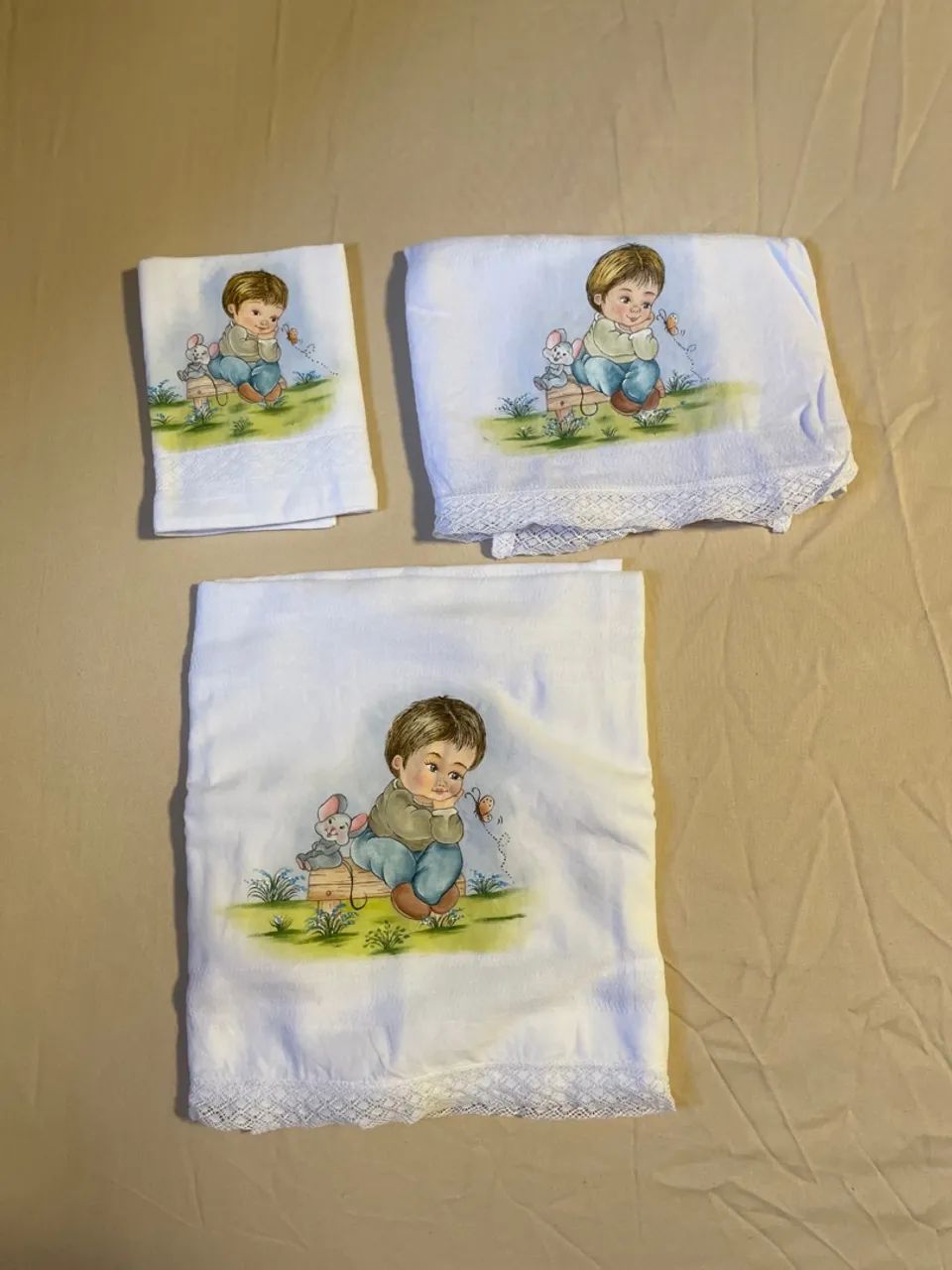 Kit de fraldas ( toalha, fralda de ombro e fralda de boca) de bebê com pintura a mão.