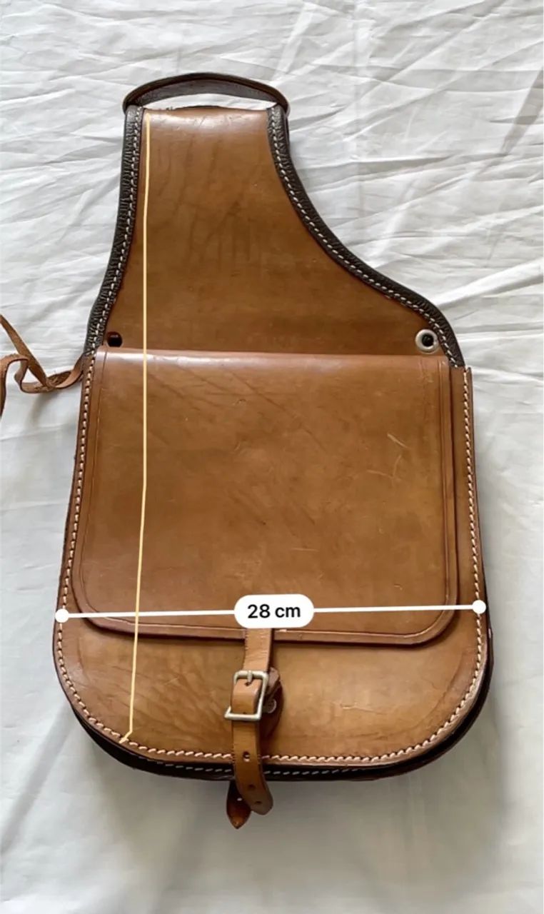 Alforje/ bolsa de couro com lã de carneiro 