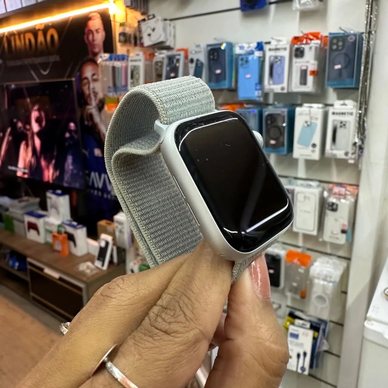 Apple Watch SE 2ª geração 44Mm + carregador original - loja física  - Foto 2