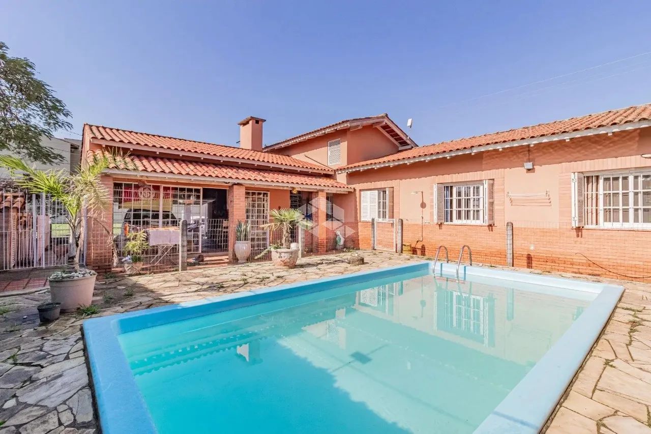Casa 3 dormitórios com piscina no Bairro Guarujá na Zona Sul de Porto alegre