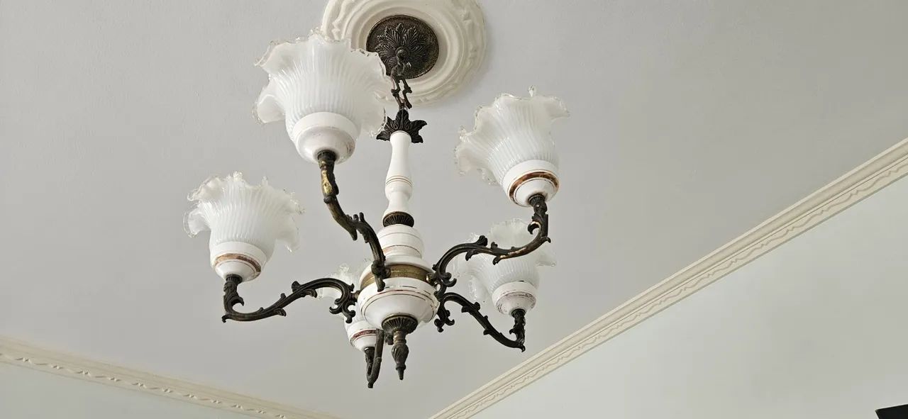 Lustre Clássico com Cúpulas de Vidro