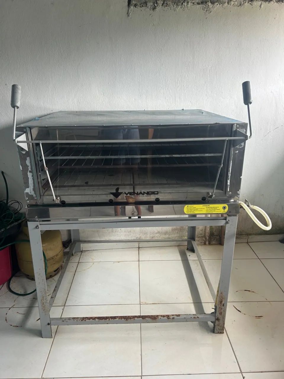 Forno industrial, assa 12 pizzas de uma vez só. 