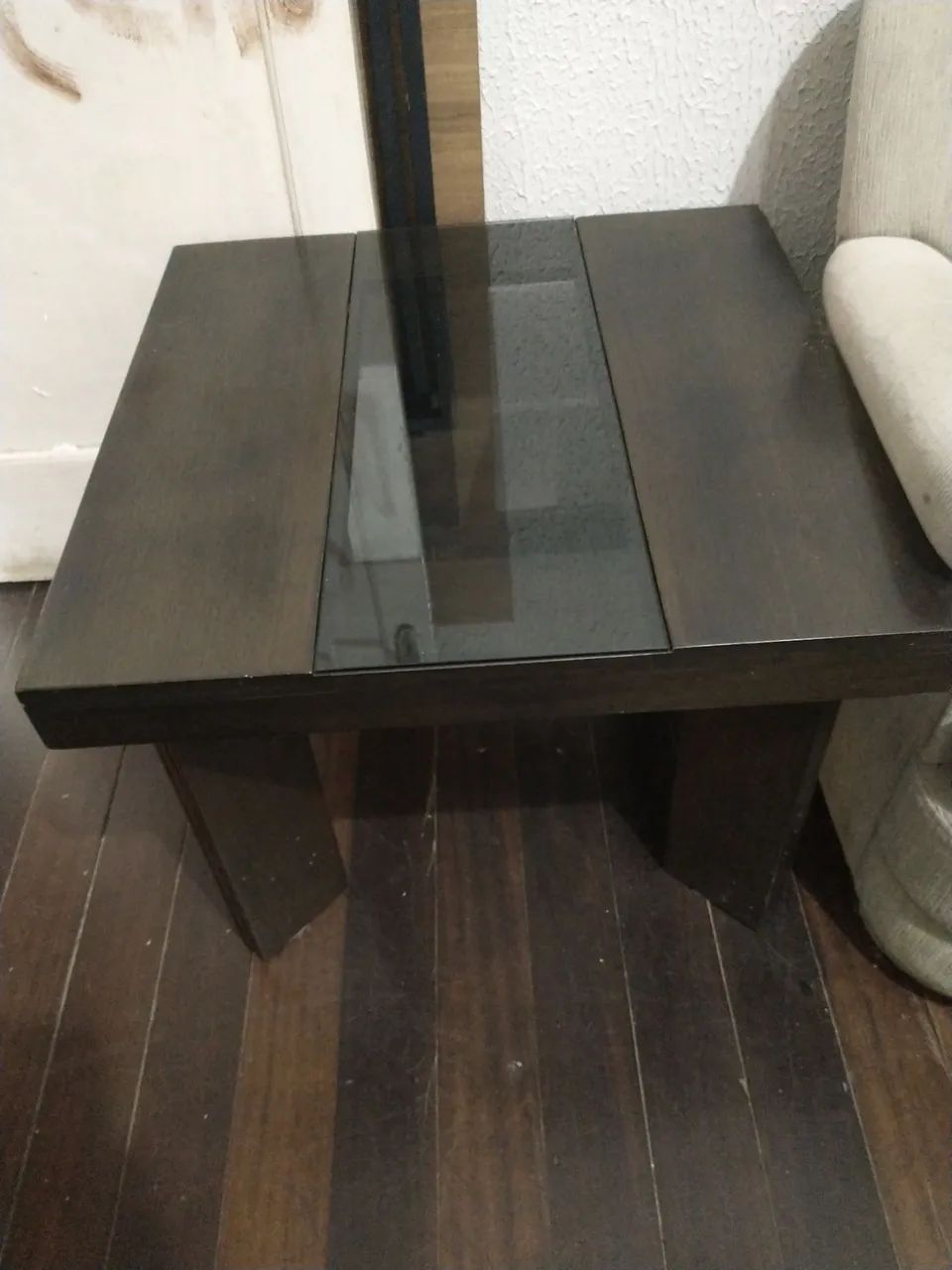 Mesa de centro em madeira com tampo de vidro - Foto 2