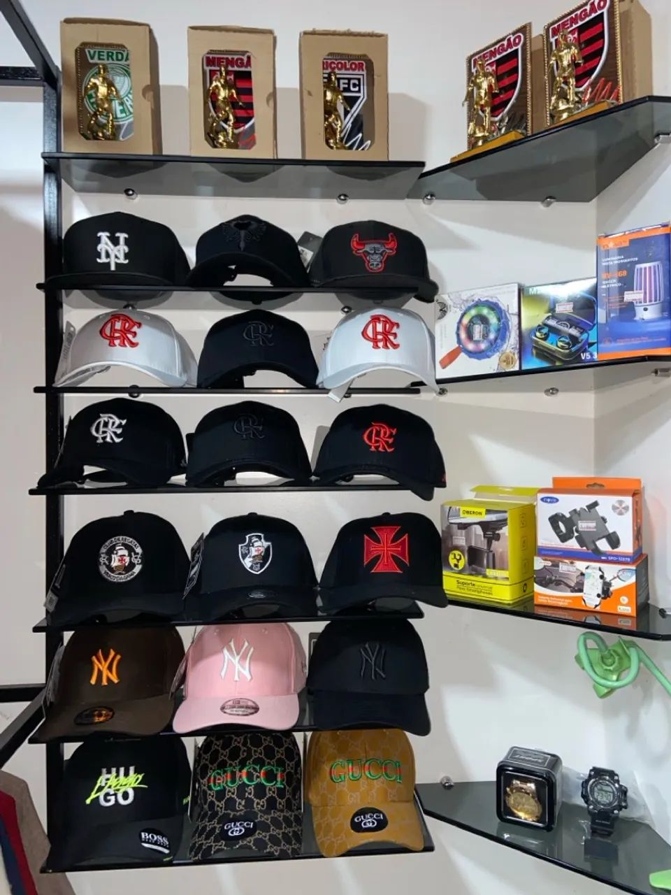 Bonés de diversas marcas e modelos