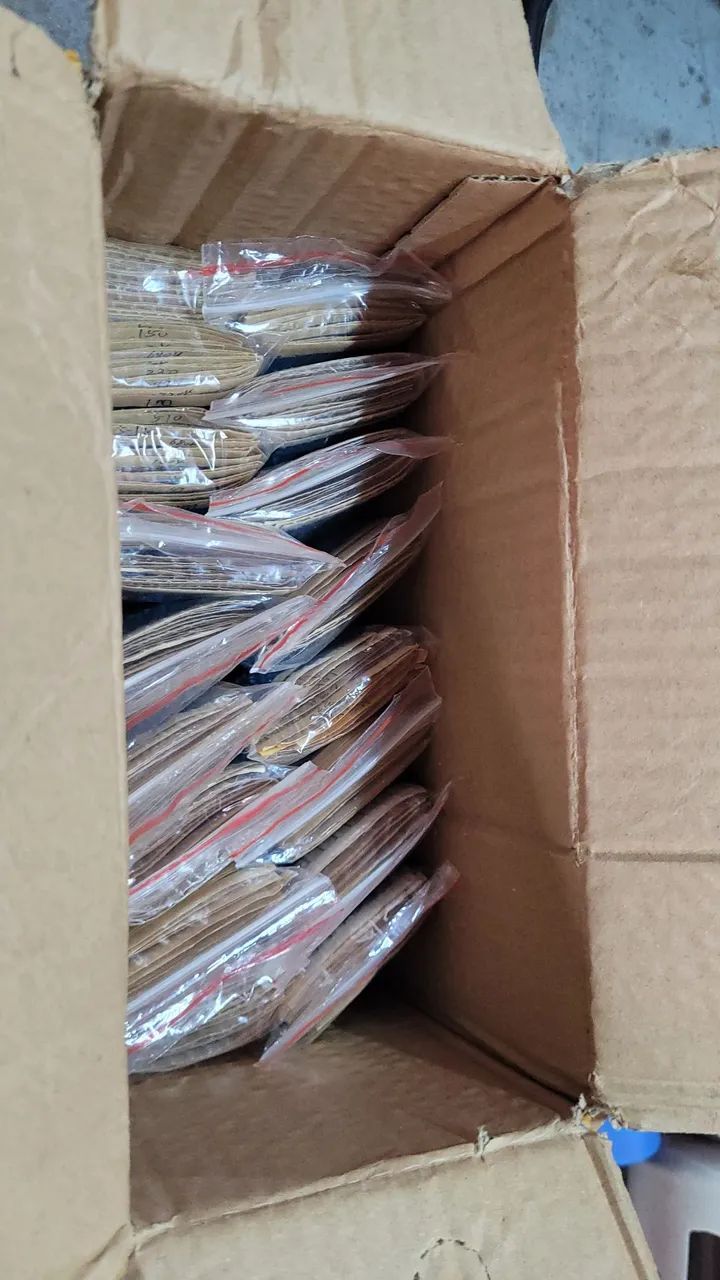Caixa com 17 pacotes de resistor 1/4W 600 resistores cada pacote
