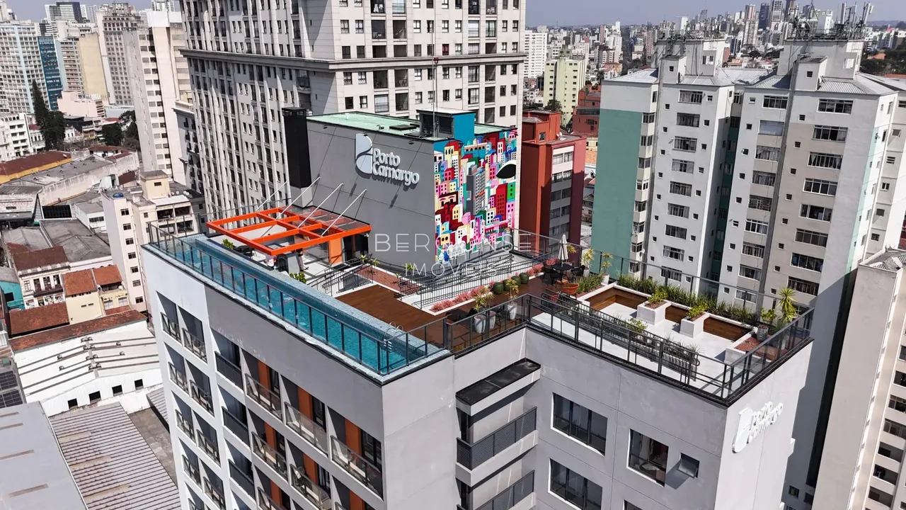 Studio no Centro de Curitiba com 29 m² privativos, 1 dormitório, sala e cozinha integradas
