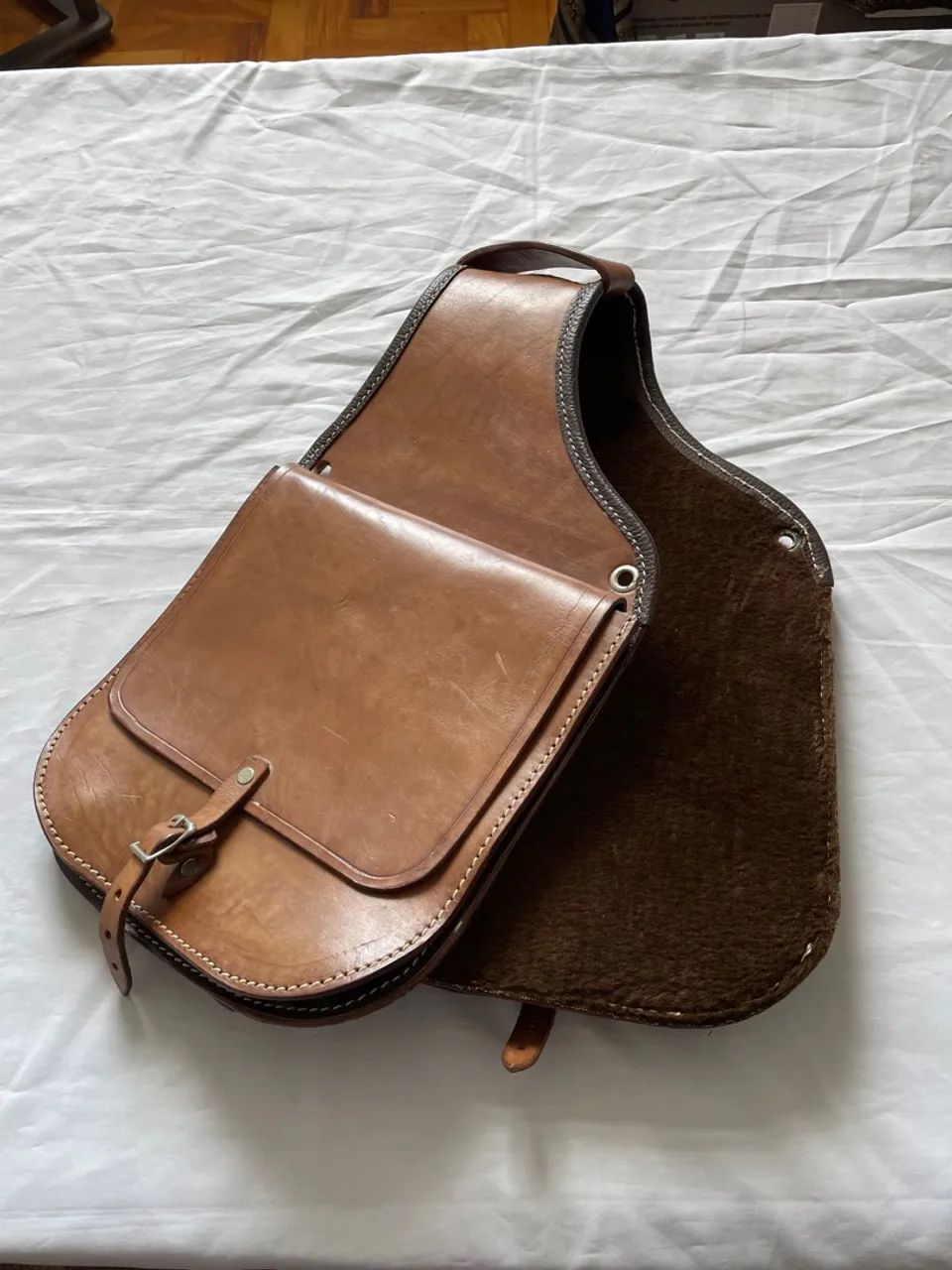 Alforje/ bolsa de couro com lã de carneiro  - Foto 4