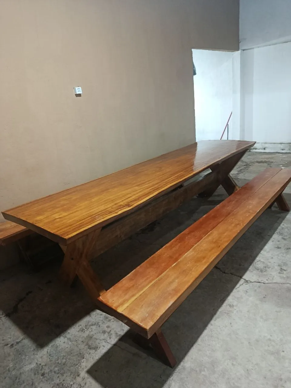 Mesa e banco de madeira maciça.