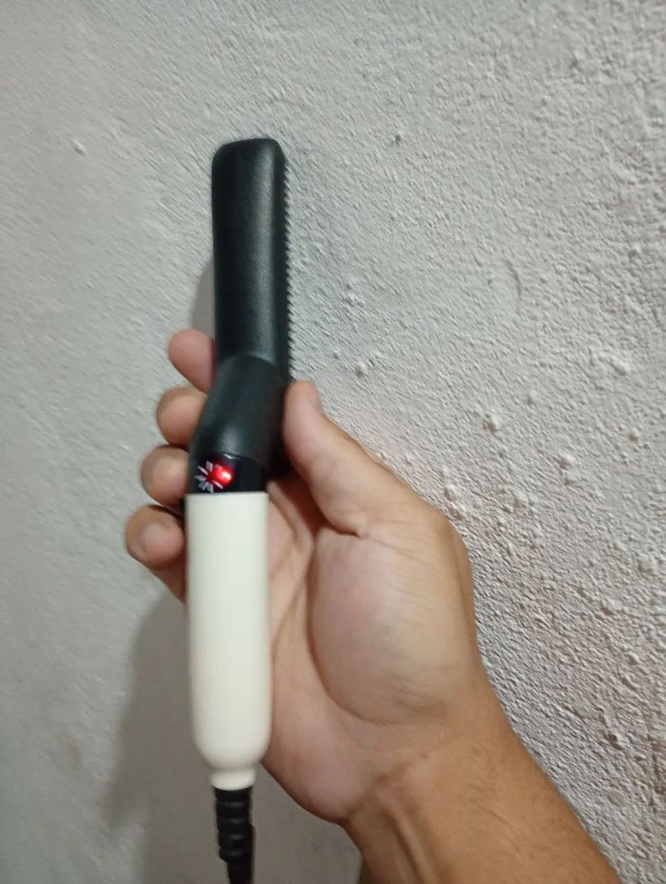 Mini Escova Alisadora de Cabelo Elétrica Zerada - Foto 2