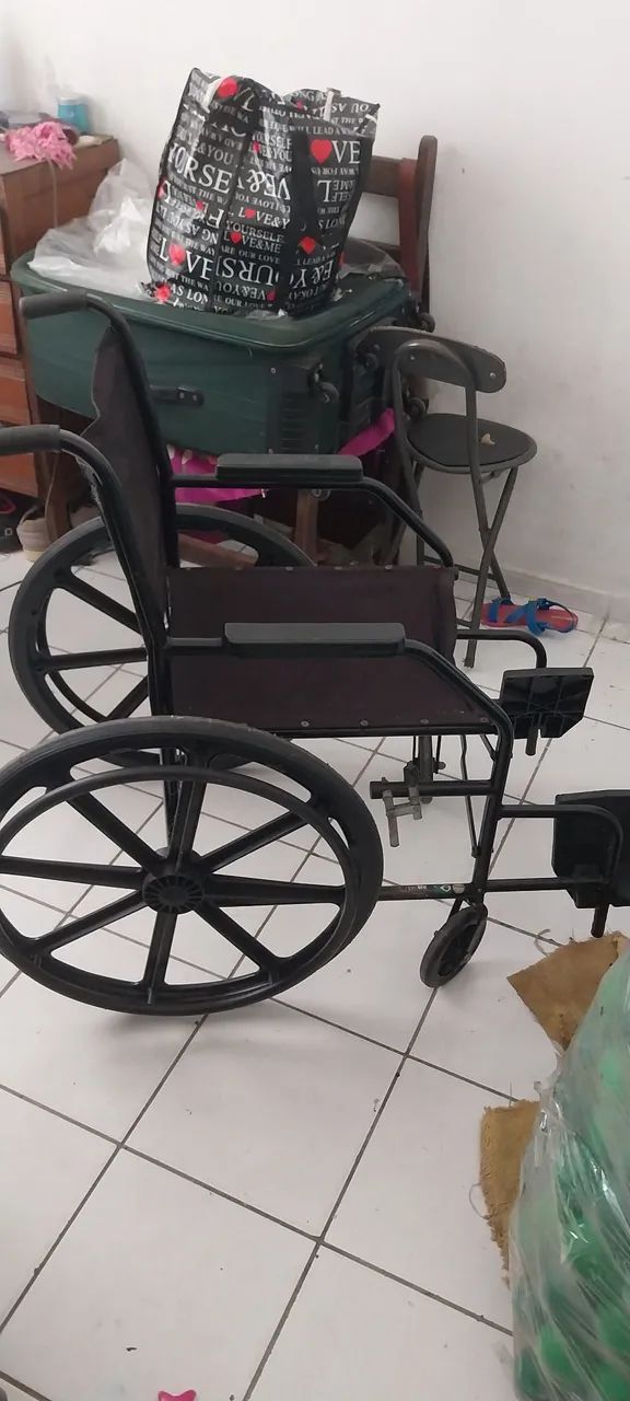 Cadeira de rodas dobrável e cadeira de banho em alumínio.  - Foto 2