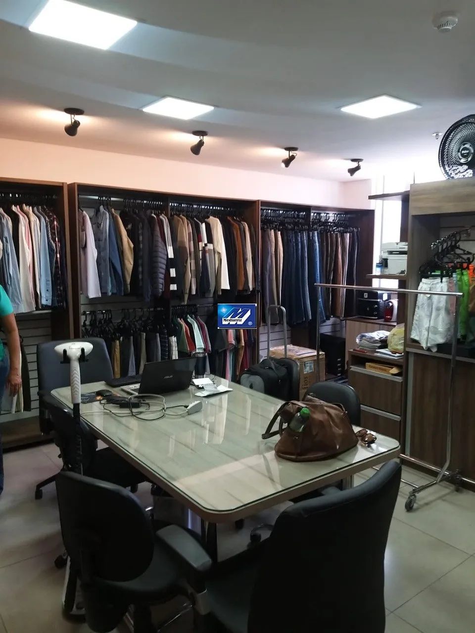 Excelente sala comercial.
