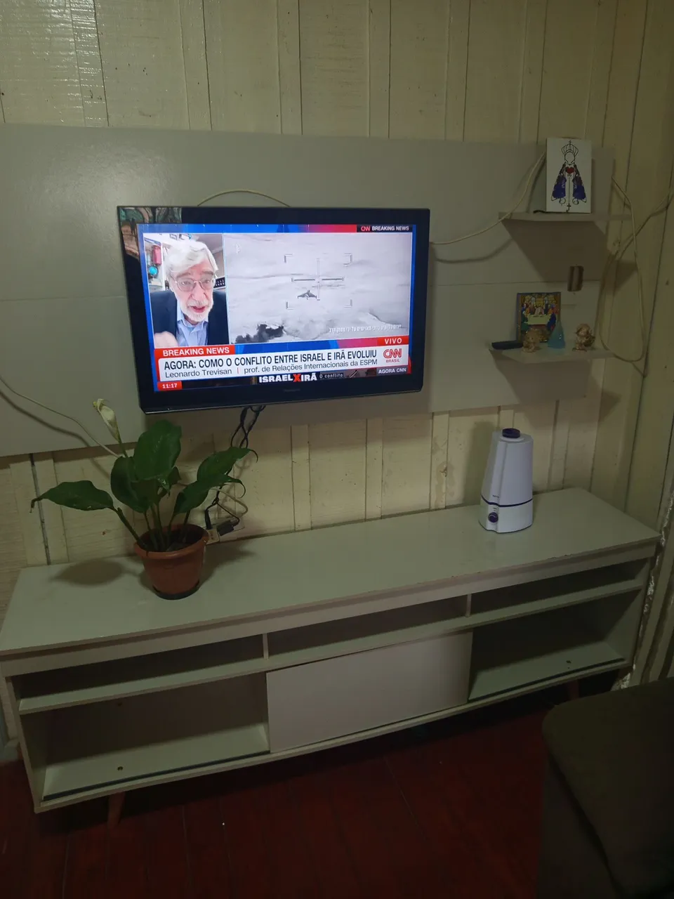 Rack para TV com prateleiras e detalhes