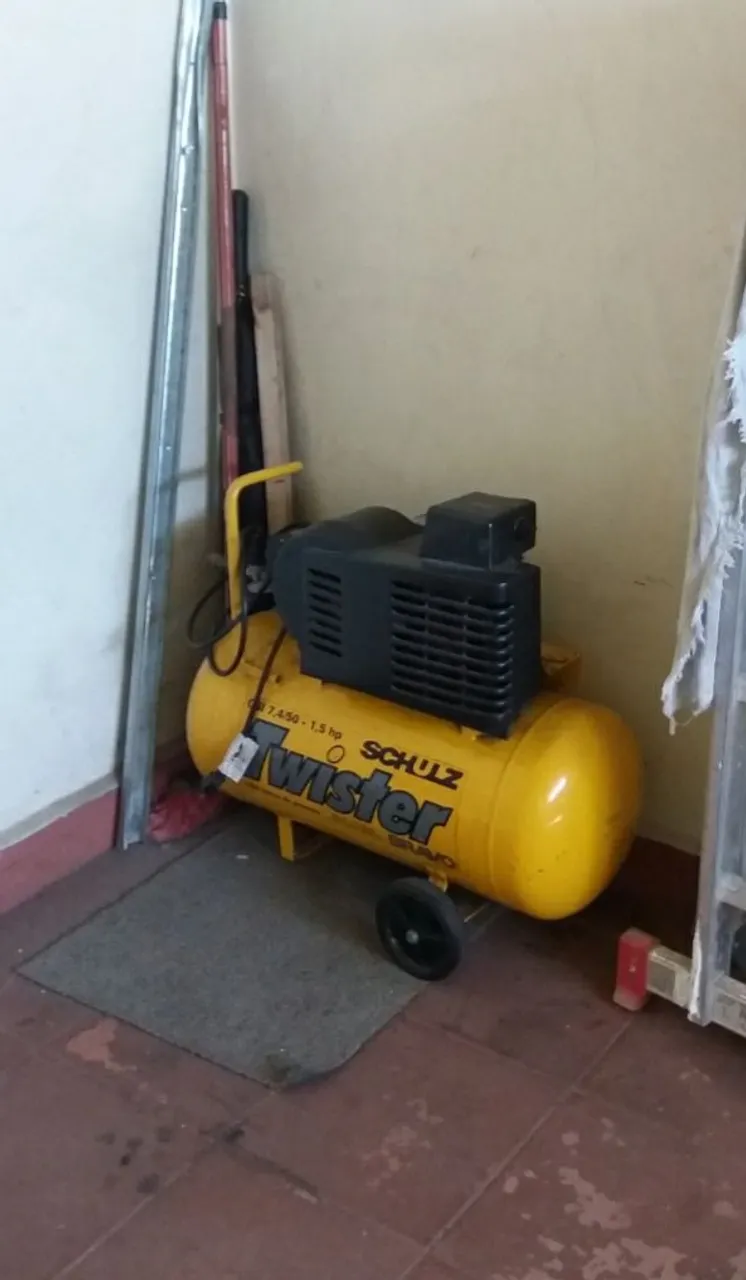 Compressor de ar Twister Schulz 50L bivolt 110/220