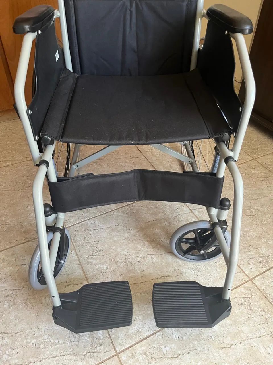 Vende-se cadeira de banho e cadeira com roda ? - Foto 3