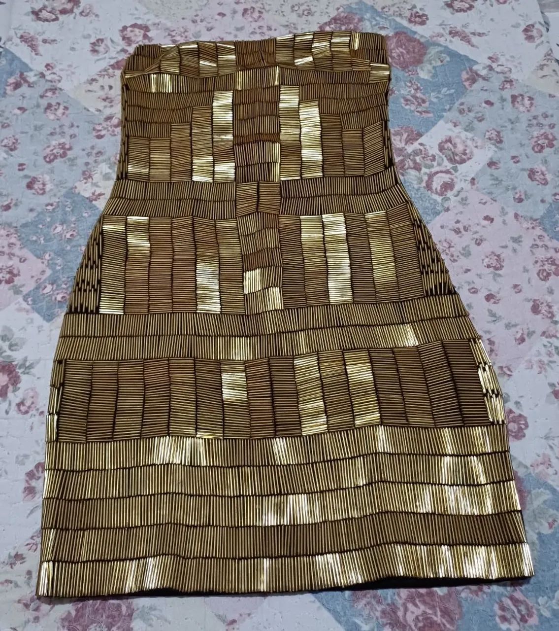 Vestido Dourado com Detalhes