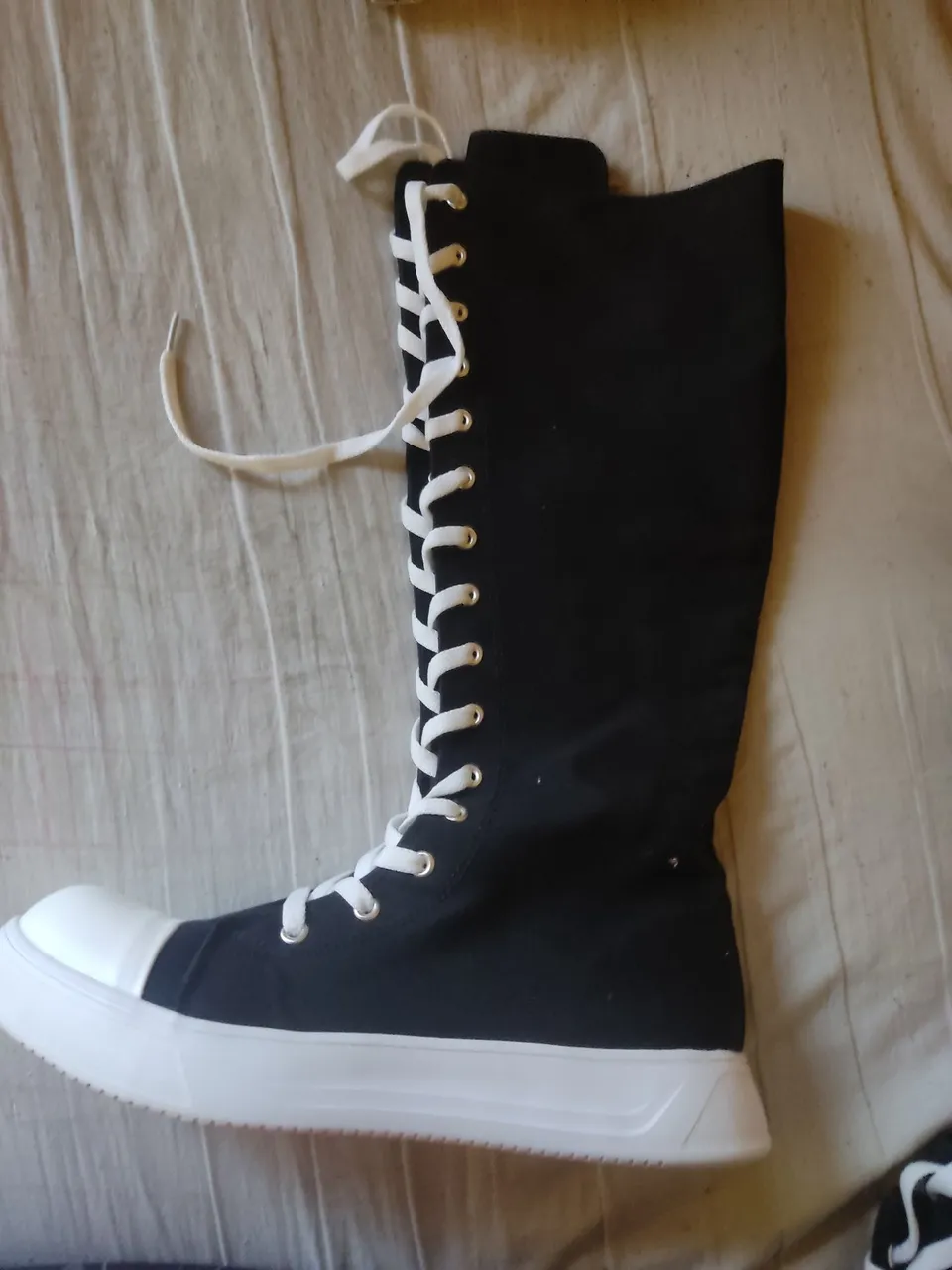 Bota Sneaker Cano Longo Preta com Cadarço Branco