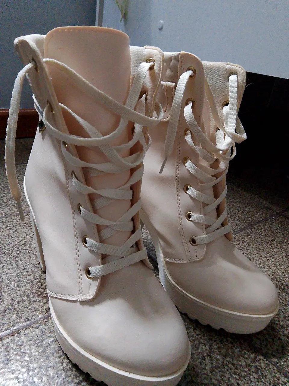 Bota com Salto Alto Bege