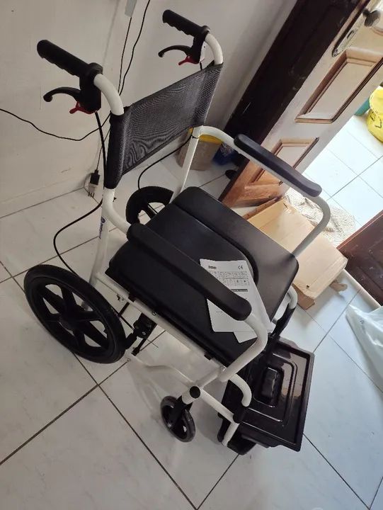 Cadeira de rodas e Banho Dobrável - Nova - Foto 2