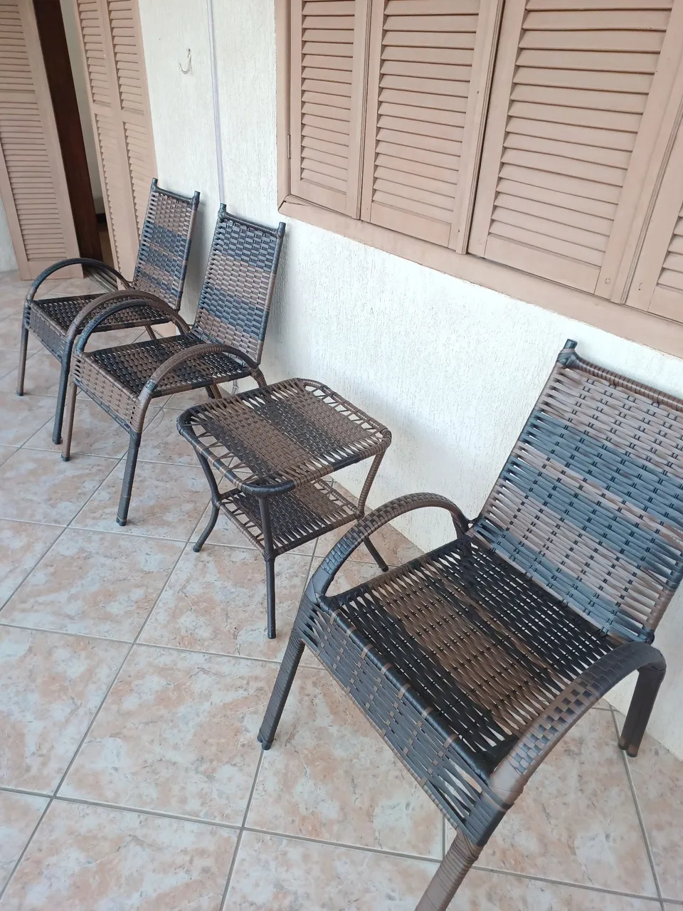 Conjunto de Cadeiras e Mesa de Fibra Sintética
