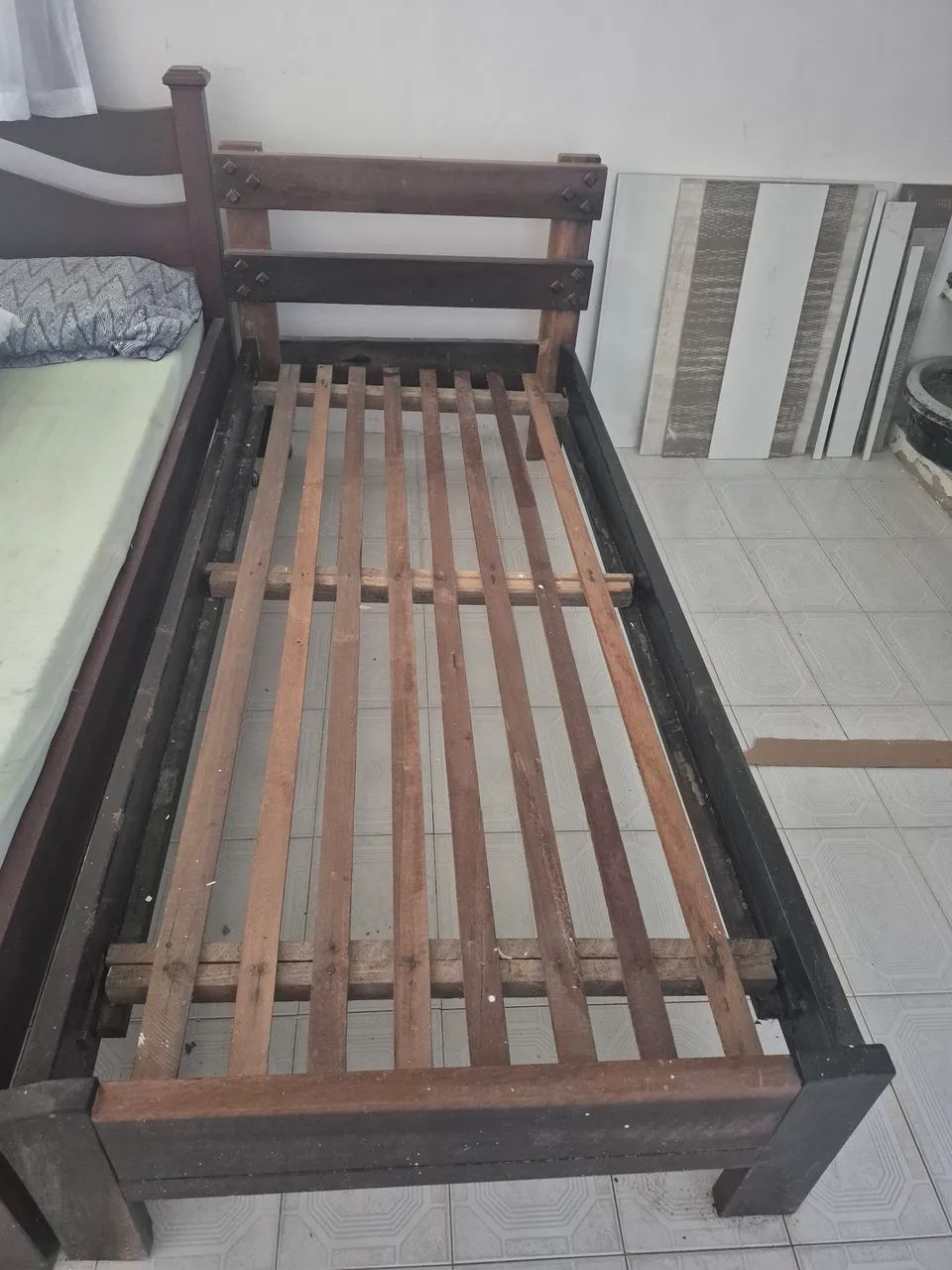 Cama de madeira de lei 