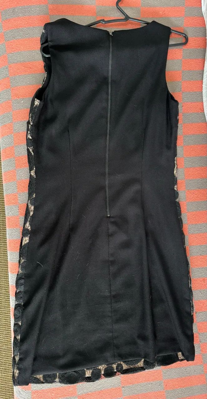 Vestido beje e preto com aplicação  - Foto 2
