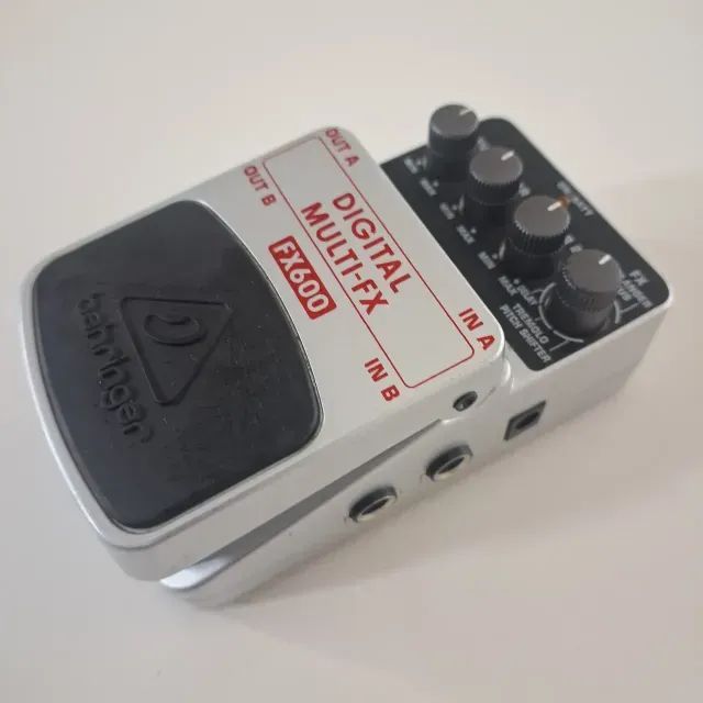 Pedal Multi Efeito Behringer FX600