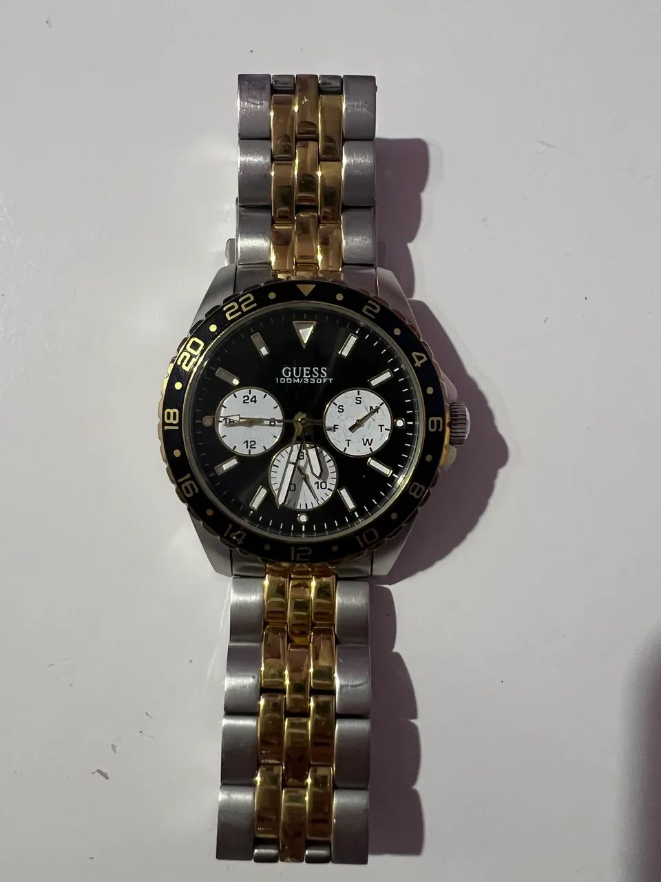 Relógio GUESS bicolor aço/prata com detalhes dourados