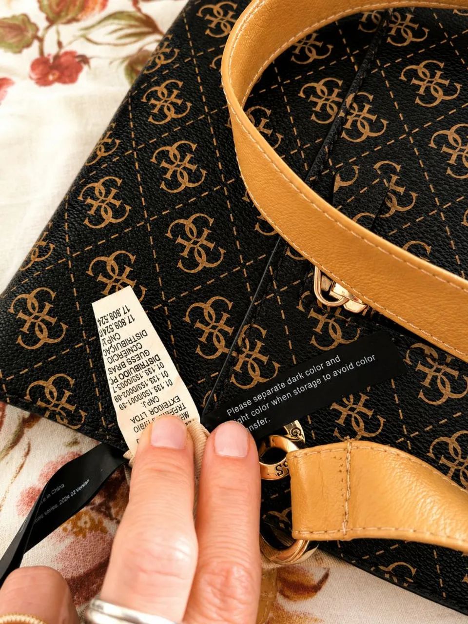 Bolsa Guess Original Monogram Marrom Escuro - Excelente Estado - Foto 5