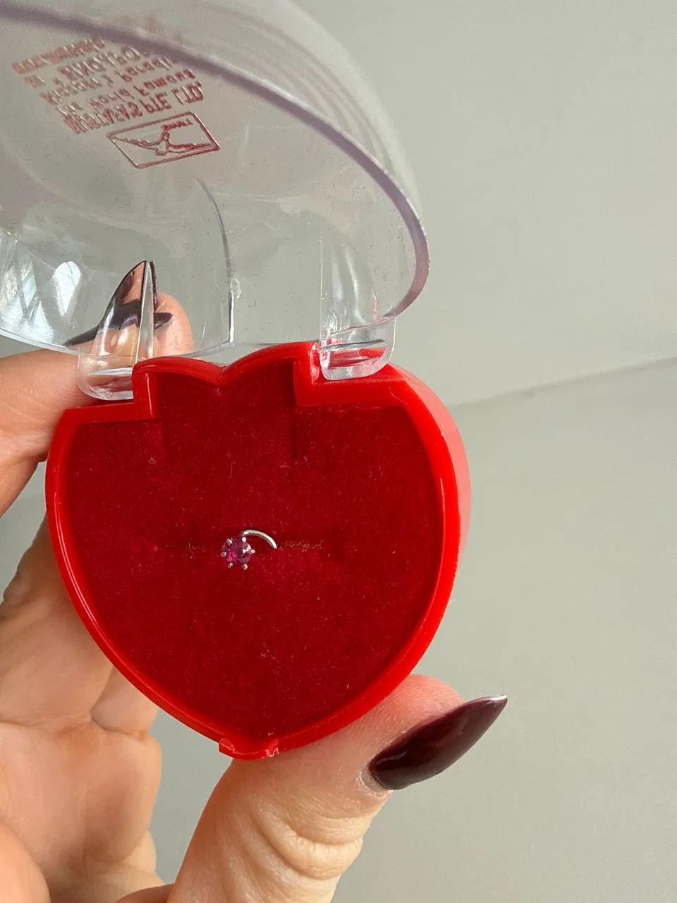 Vendo Piercing de Ouro Branco com pedra de Rubi - Foto 2