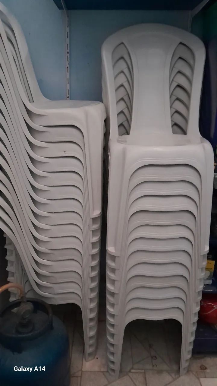 Cadeiras de plástico brancas 