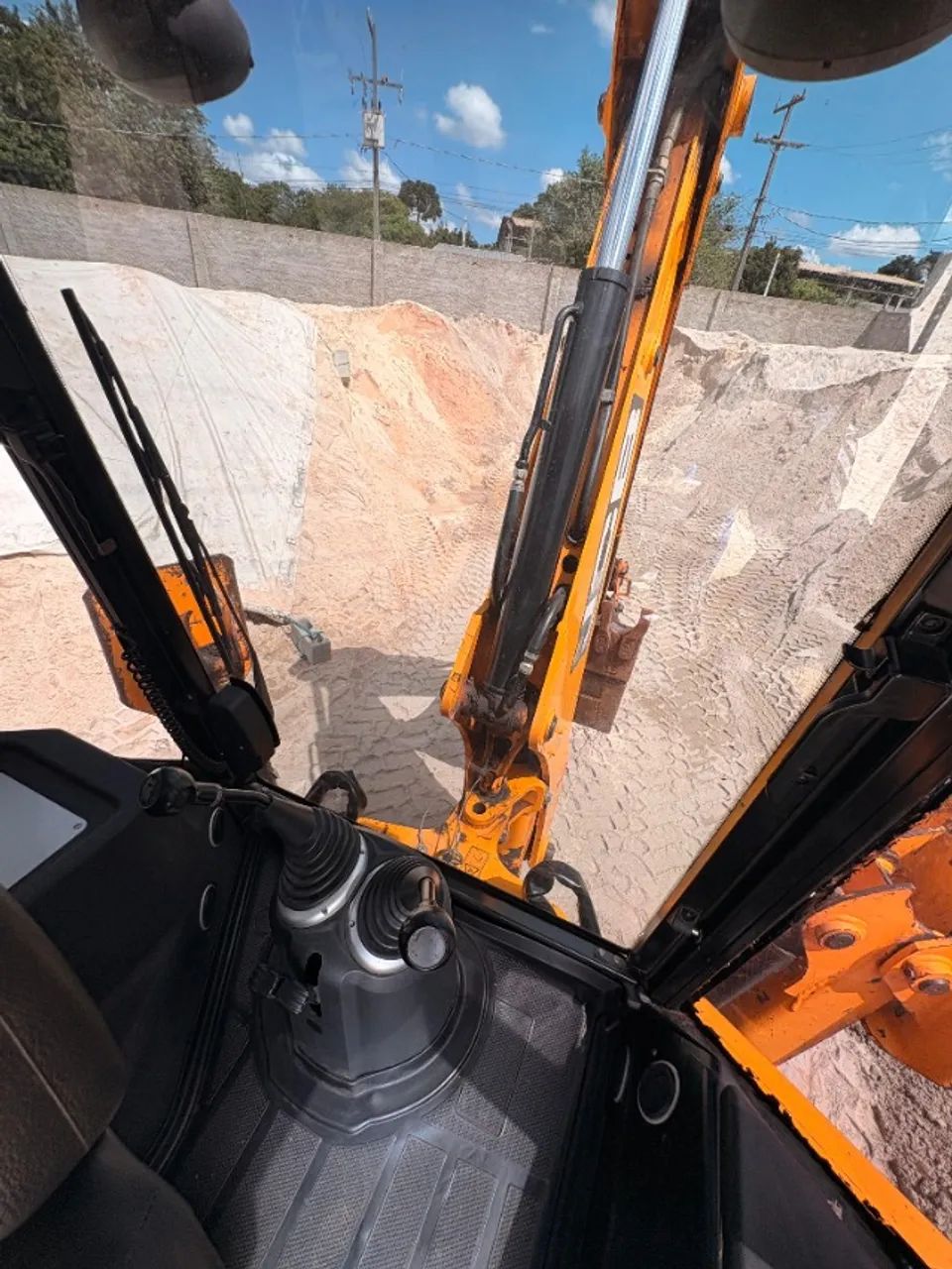 Retroescavadeira JCB 3CX ano 2023 - emplacada - Foto 3