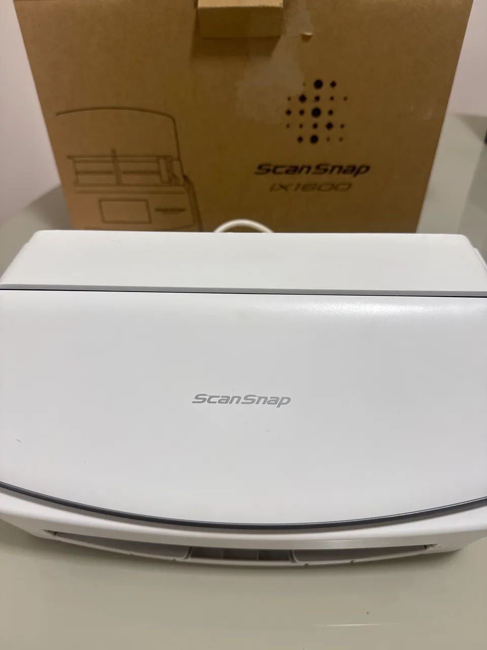 Este é um scanner de documentos Fujitsu ScanSnap iX1600 na cor branca.