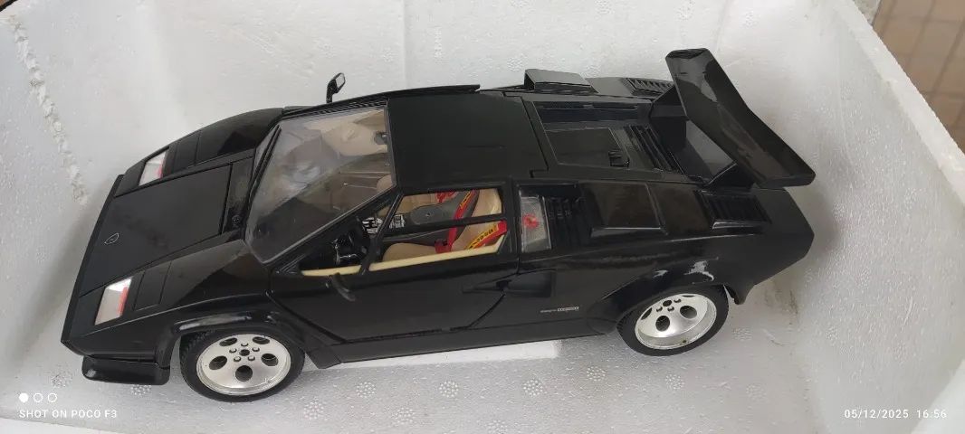 Lamborguini Countach 1988 preta 1:18 da BBurago - Hobbies e