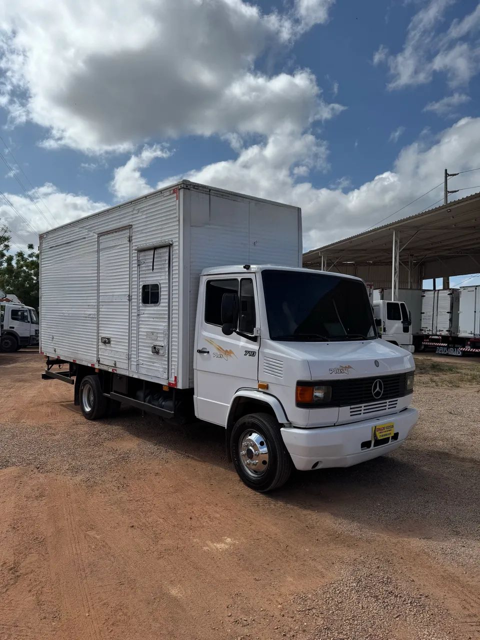 MERCEDES BENS 710 BAÚ 2008